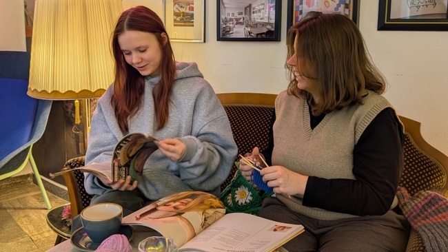 Museums-Maschen – Gemeinsames Stricken