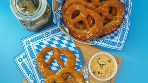 Bayrischer Backkurs in München – Brezen backen & Weißwurstfrühstück genießen 🥨🍻