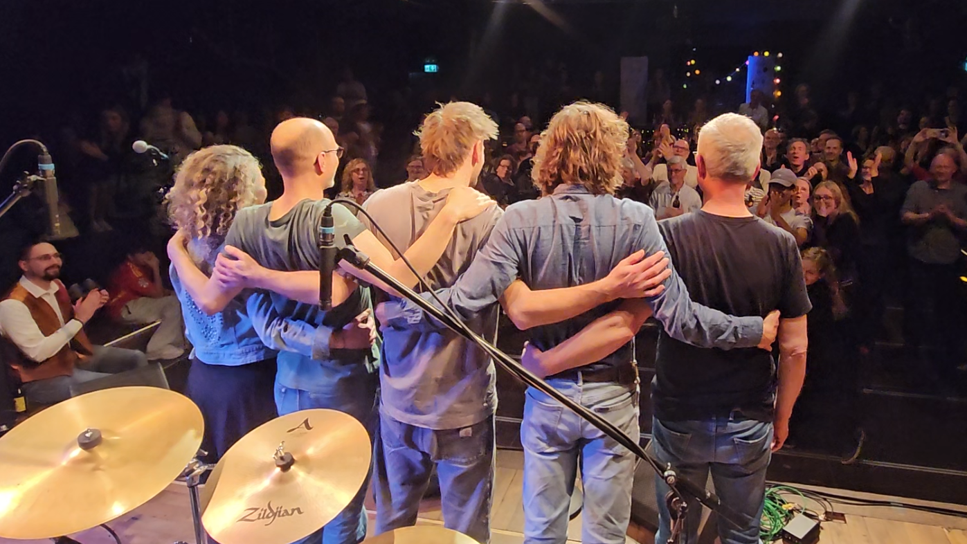 Unsere Band beim Schlussapplaus auf der Bühne