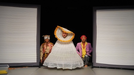 Ceren Oran & Moving Borders, Spiel im Spiel