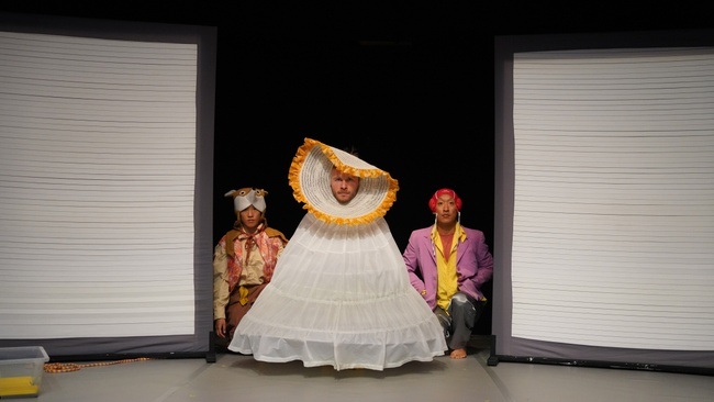 Ceren Oran & Moving Borders, Spiel im Spiel