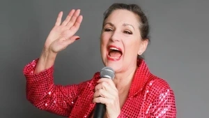Es fährt ein Zug … mit Hossa … ins Kornfeld …  Schlager-Spaß mit Ellen Obier