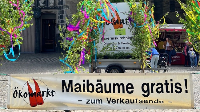 Gratis Maibäume auf dem Ökomarkt