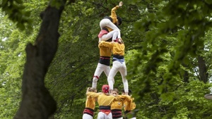 Wie baut man einen Menschenturm? Bei diesem Workshop der Castellers de Berlín können Teilnehmende jeden Alters die Kunst der katalanischen Menschentürme hautnah erleben.