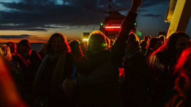 90iger und 2000er Mega Boat Indoor Party