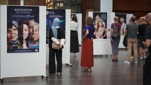 Friedensgeschichten in Zeiten des Krieges - Vernissage und Theaterperformance zur Ausstellung „Gesichter des Friedens“