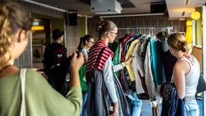Kleidertausch in der Wohngemeinschaft (mit WM Fanartikel-Tauschecke)
