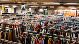 Vintage Kilo Sale Event I 30.000+ Pieces I 3.000qm I Berlin I 29€ per Kilo I Free Entry I Secondhand I Flea Market I Berlin's Trash Show