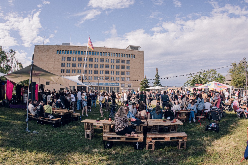Rolling Donnerstag (Blues, Country, Jazz-Rock Konzerte), neulich am Flughafen Biergarten