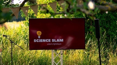 6. Science Slam unterm Apfelbaum Unterhaltsame Kurzvorträge, Live-Musik und Cocktails