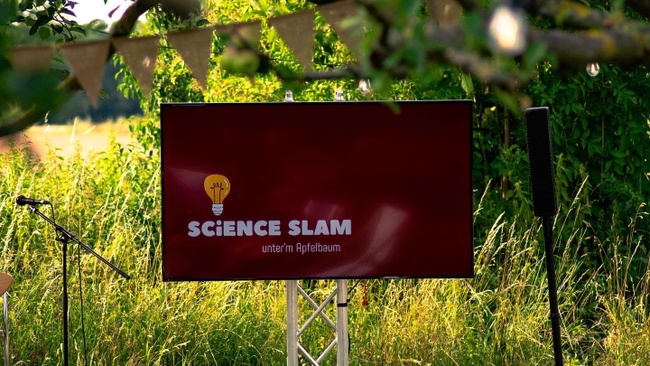 6. Science Slam unterm Apfelbaum Unterhaltsame Kurzvorträge, Live-Musik und Cocktails