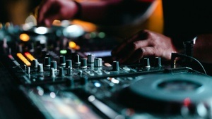 High Voltage B2B CLX (Triptychon Soli-Party)