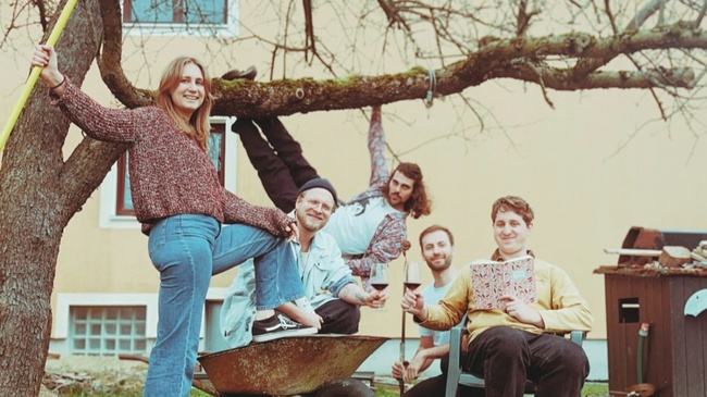 FEIERWERK SESSIONS NR. 23 mit EIN GLAS WEIN, LINA und KINNERS