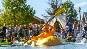 Kürbisboot-Regatta in NRWs größter Kürbisschau