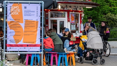 DemokratieKiosk: "Postkarten an die Politik" mit Denise Tekol