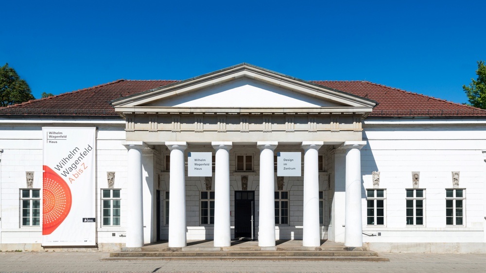 Getränke und Fingerfood im Innenhof