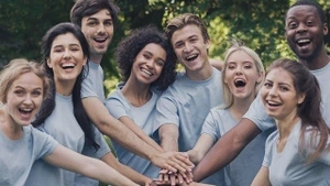 Diversitätssensible Pflege – Gemeinsam für LSBTIQ+ Senior*innen und Menschen mit HIV