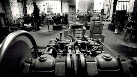 Vom Draht zum Nagel: Maschinenvorführung