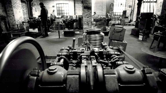 Vom Draht zum Nagel: Maschinenvorführung