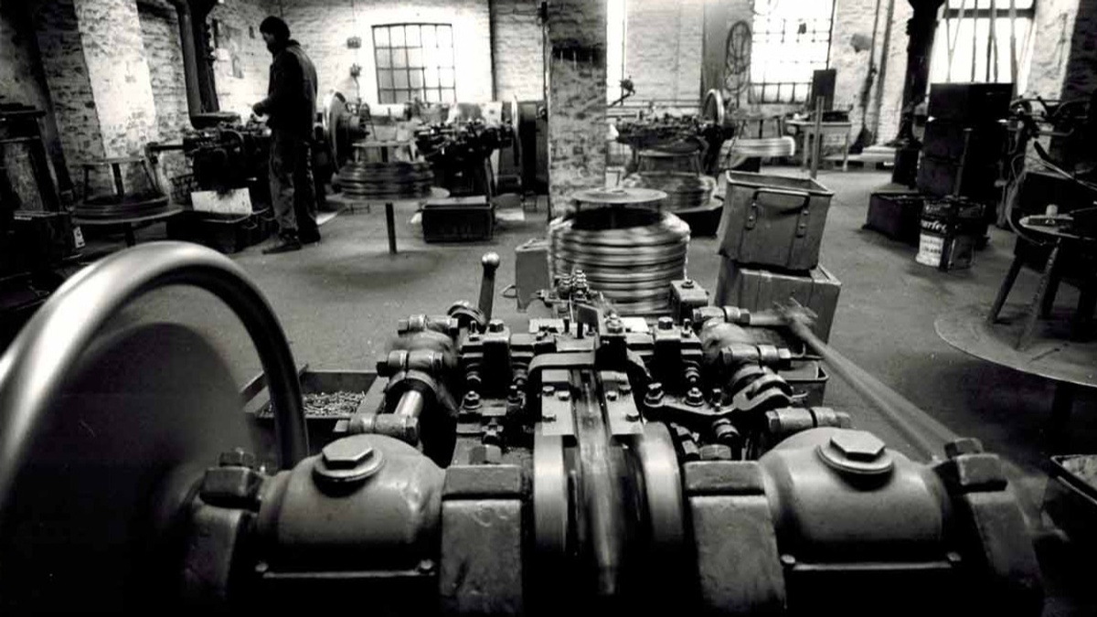 Vom Draht zum Nagel: Maschinenvorführung