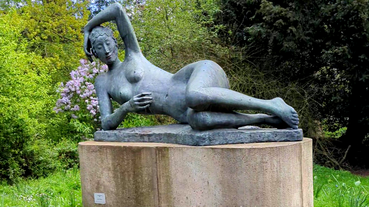 Skulptur liegende Ägina in den Wallanlagen