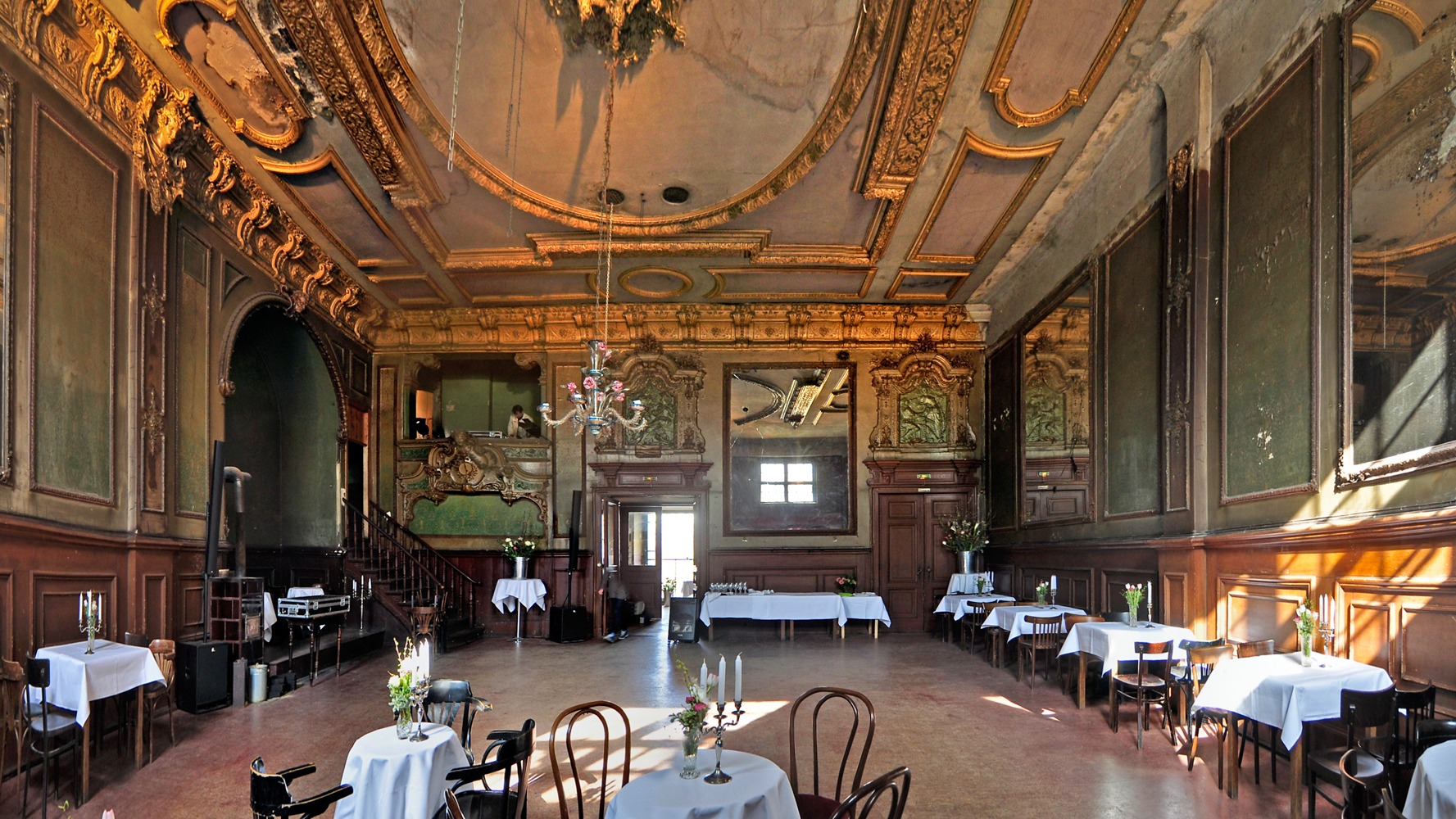 tipBerlin Weinmahleins im Clärchens Ballhaus