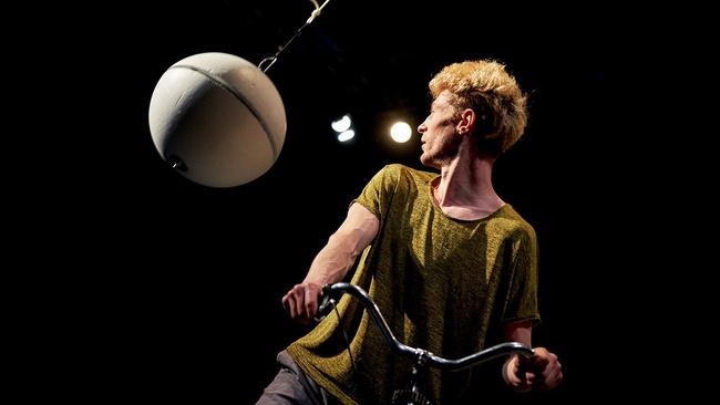 Winterzirkus: Julian Vogel – Cie. unlisted