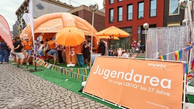Jugendarea beim Cologne-Pride Straßenfest: Silent Disco, Glitzer & mehr!
