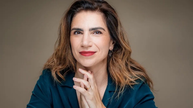 Dana Grigorcea & Nadiia Zhurba: Tanzende Frau, blauer Hahn