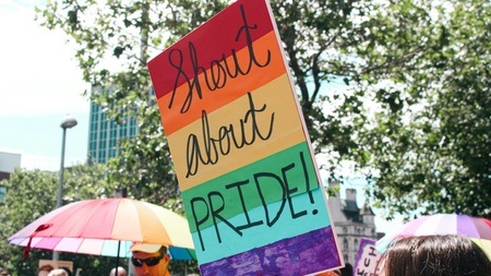 Regenbodenparade