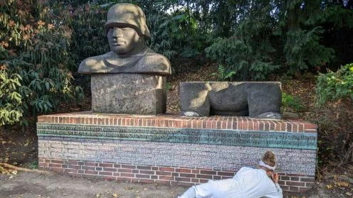 Titelbild der Veranstaltung "überdenken-überschreiben": Vera Vorneweg & das "Denkmal der 39er" von Jupp Rübsam