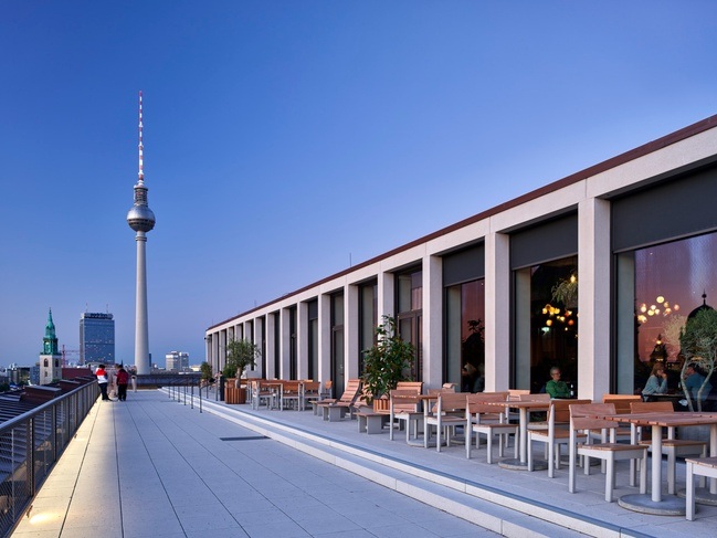 Ausblicke auf die Wahrzeichen Berlins. Besuch der Dachterrasse des Humboldt Forums