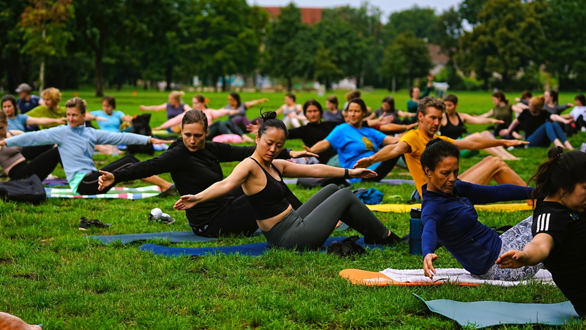 Titelbild der Veranstaltung Palais Sommer: Yoga mit Tom Emmerich
