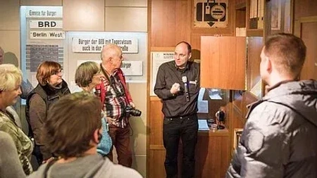 Ausstellungsbegleitung durch den Tränenpalast. Ort der deutschen Teilung