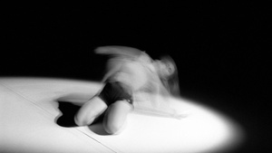 WORKSHOP: Grounded Movement - Exploring Floorwork in Contemporary Dance mit Mina Schneider