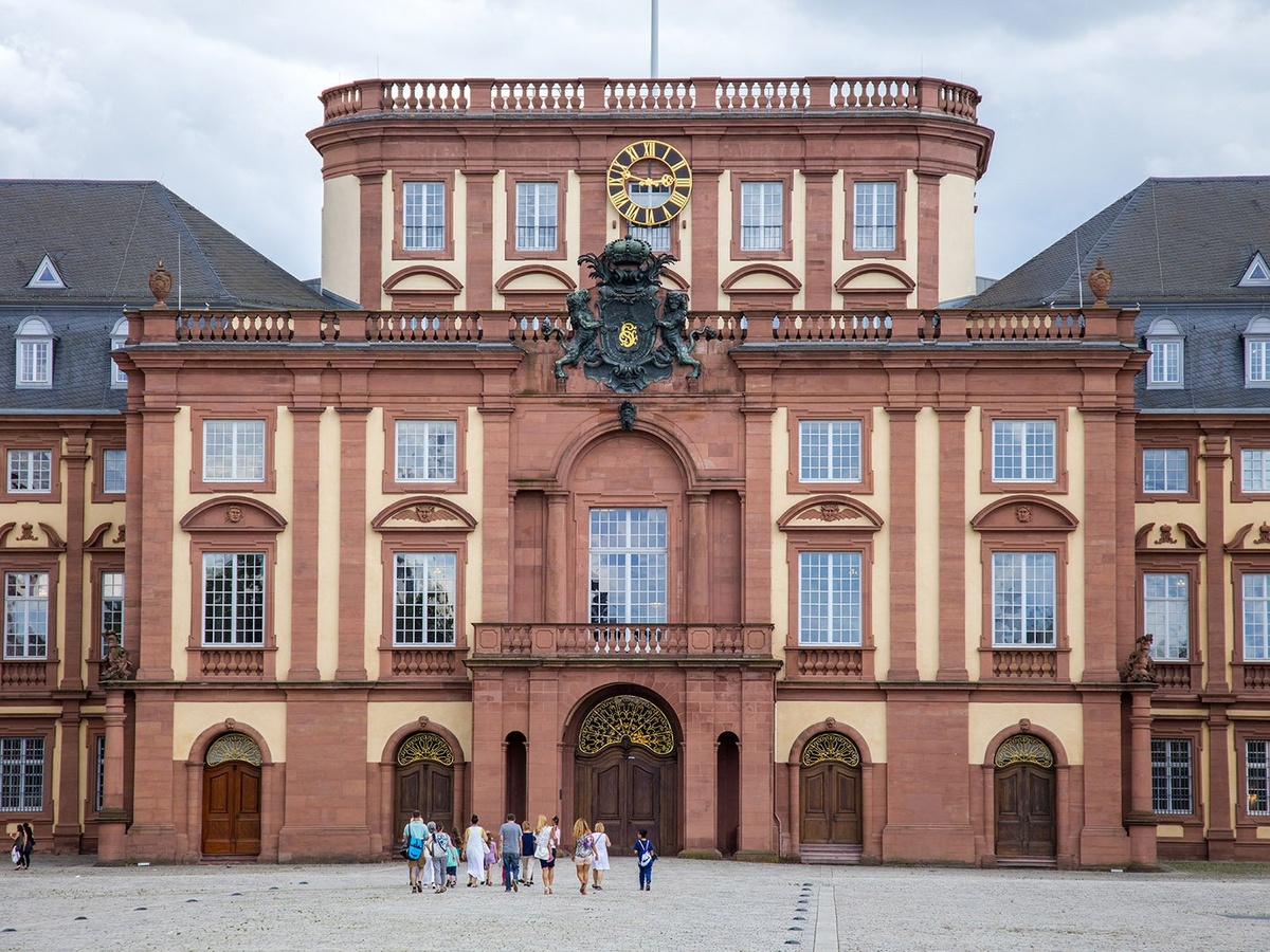 Treffpunkt:  Barockschloss Mannheim, Eingang zum Ehrenhof an der Bismarckstraße