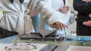 Gefühlt HKW. Ausstellungsführung für blinde, sehbeeinträchtigte und sehende Besucher*innen