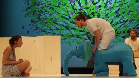 Ceren Oran & Moving Borders: Elefant aus dem Ei