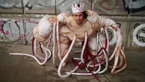 Kunstbowle in der Ausstellung ‚Sichtbar. Verknüpft. Frei.‘