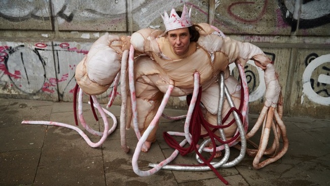 Kunstbowle in der Ausstellung ‚Sichtbar. Verknüpft. Frei.‘