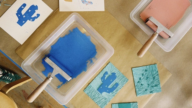 KREATIVER LINOLDRUCK AUF PAPIER