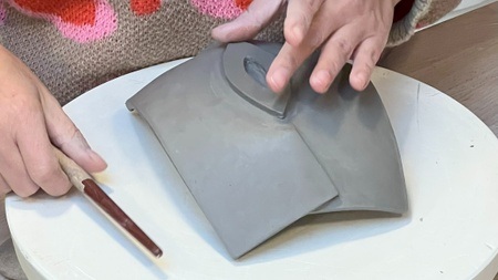 Töpfern - Handbuilding Plattentechnik Kurs am Tisch