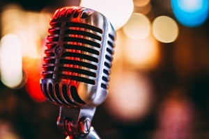 Poetry Slam gegen Rechts – Glitzer statt Queerphobie