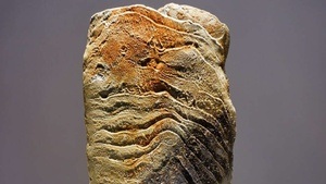 Großformatige Tonskulptur im Holzofenbrand