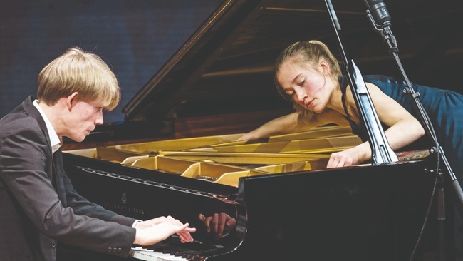 In Schwarz und Weiß – zu 4 Händen an 2 Klavieren: Sophie und Vincent Neeb / Rieko Okuda & Achim Kaufmann