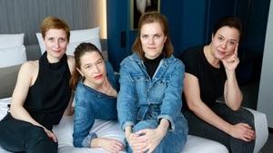 AUF ALLEN VIEREN nach dem gleichnamigen Roman von Miranda July