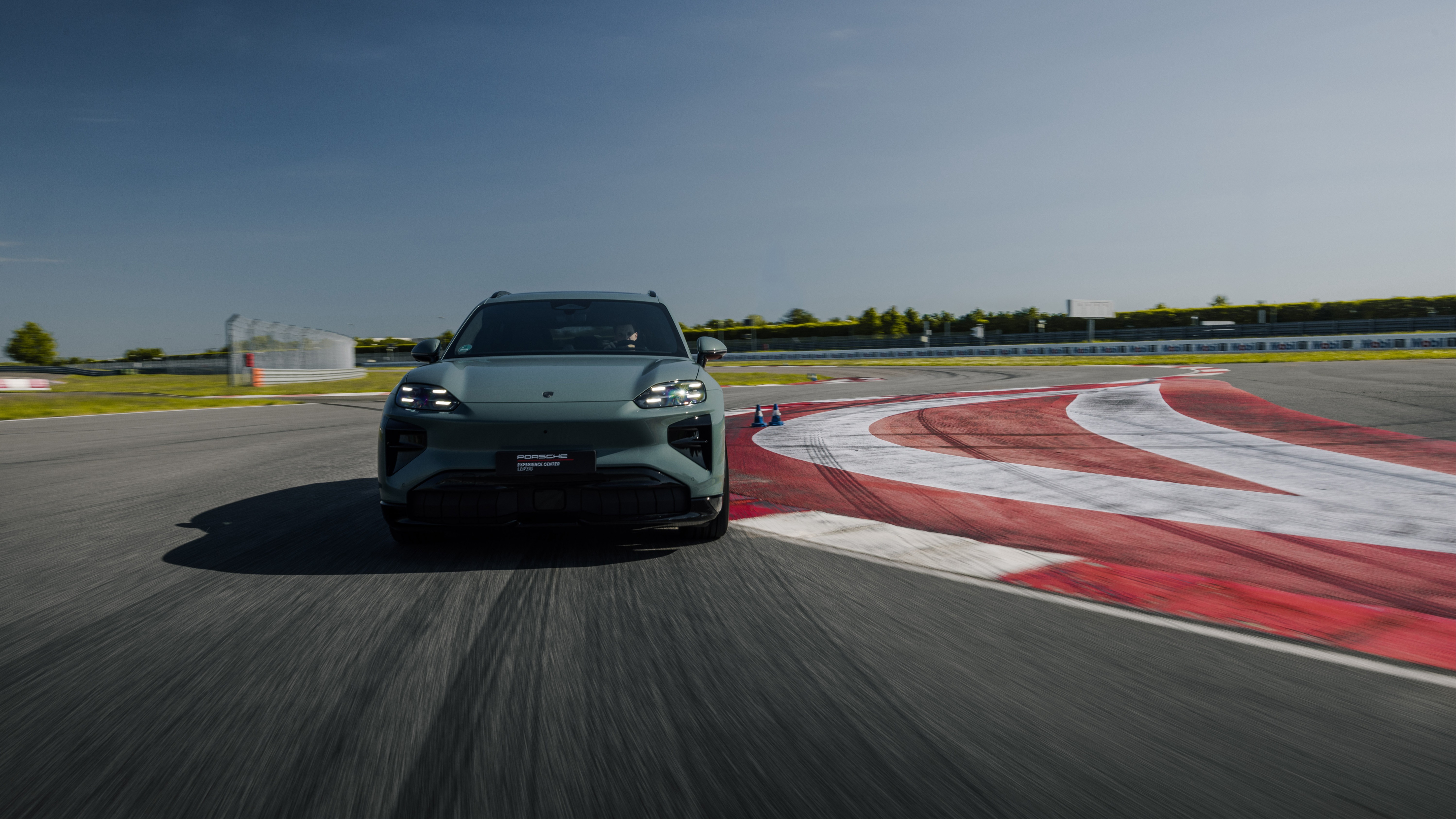 Porsche Fahrerlebnis: Co-Pilot Cayenne Electric