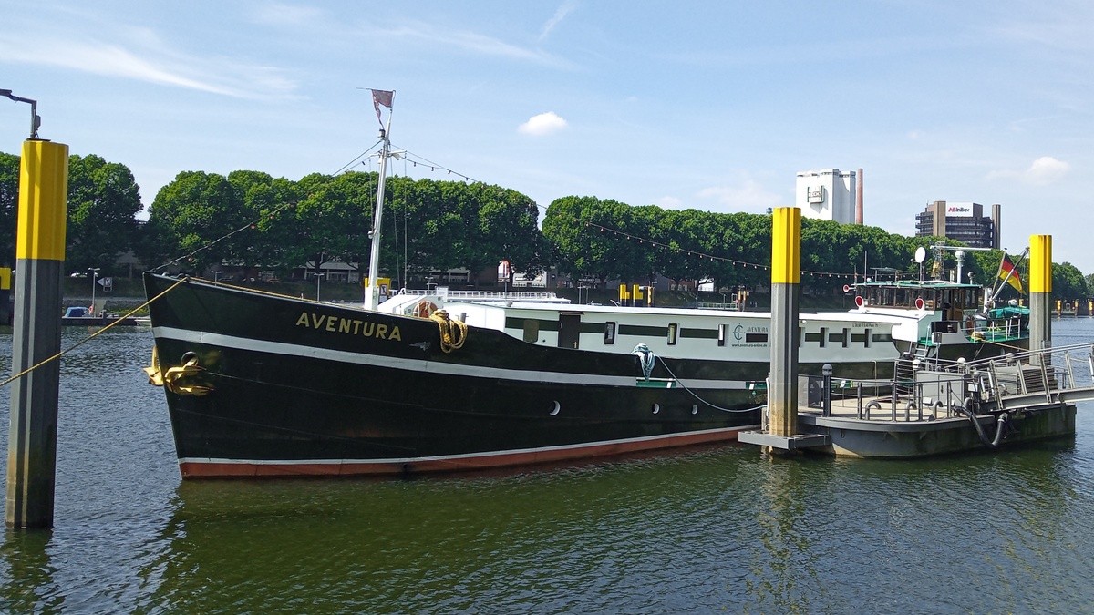 Fahrt mit altem Küstenmotorschiff: Bremen - Bremerhaven