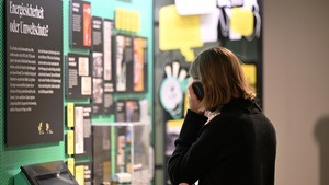 Ausstellungsführung durch die Wanderausstellung: #ChallengingDemocracy – Von Helmut Schmidt bis heute
