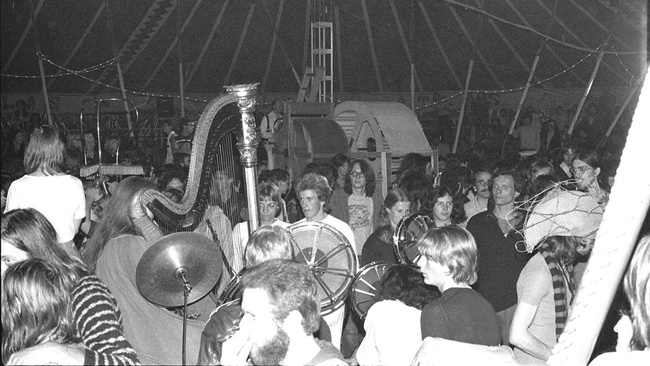 Berlin-Karussell: John Cage’s Musicircus in Bonn (1979) und Berlin-Prenzlauer Berg (1990)